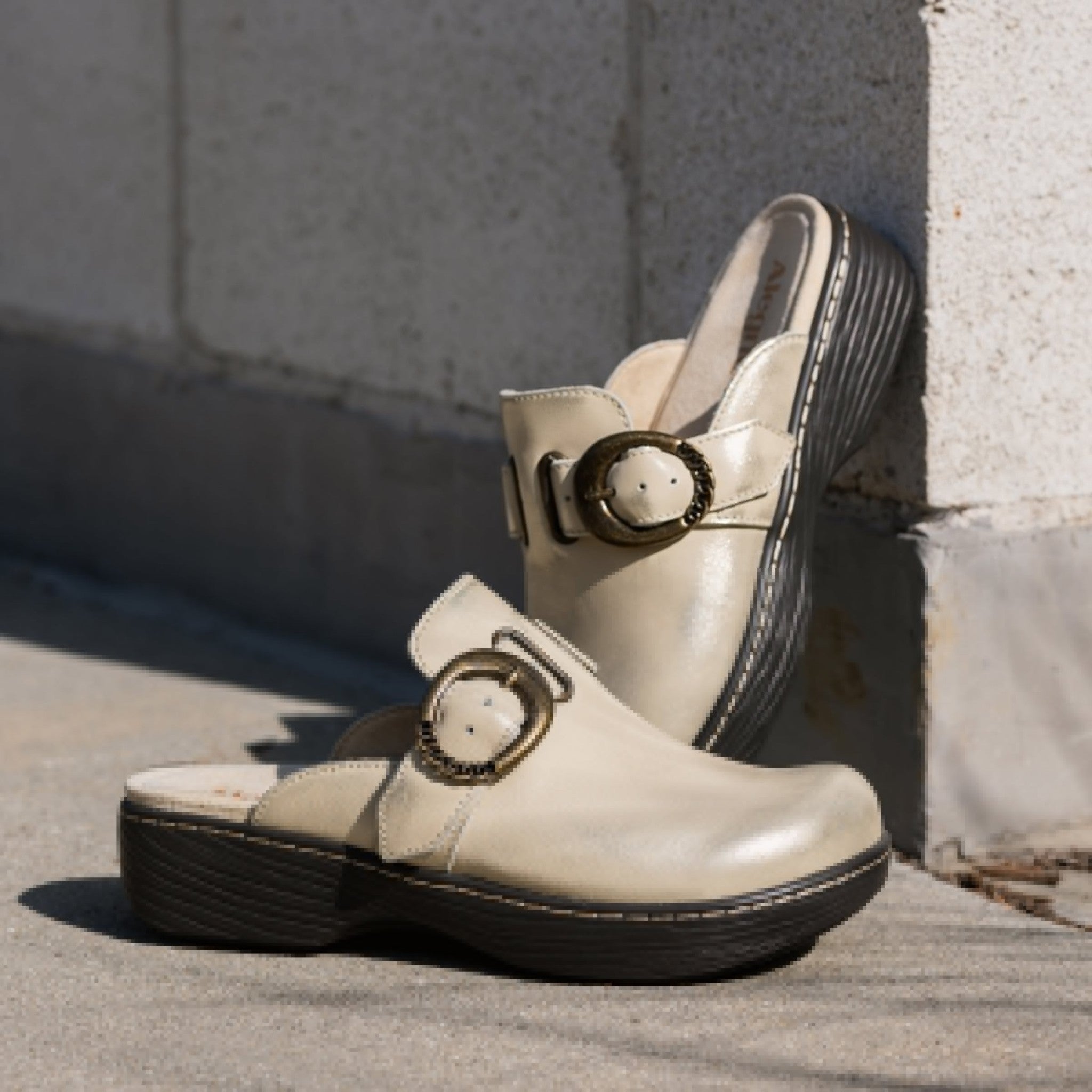 Alegria Osmosis Wood Look Rocker Comfort Arch Support Women's Clog - Gold Cream - 2